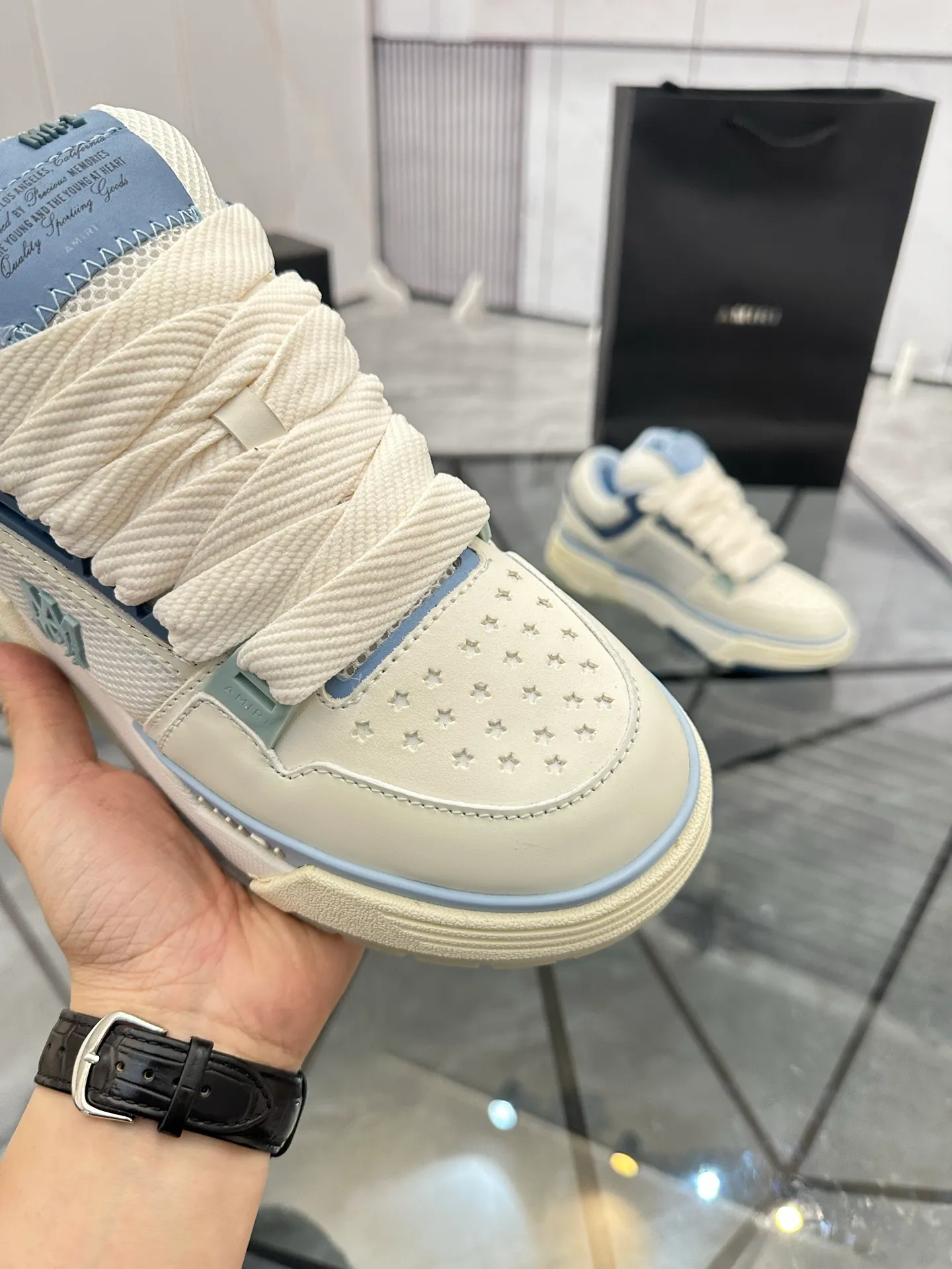 Men's shoes: 💰P720¥ Guangzhou top quality Product trademark: AMIRI* "Amir*" low-top casual shoes Regular size: 39-44 (can be customized to 45) Product materials: upper imported first-layer cowhide stitching original material, breathable lining, original outsole. Number: 525